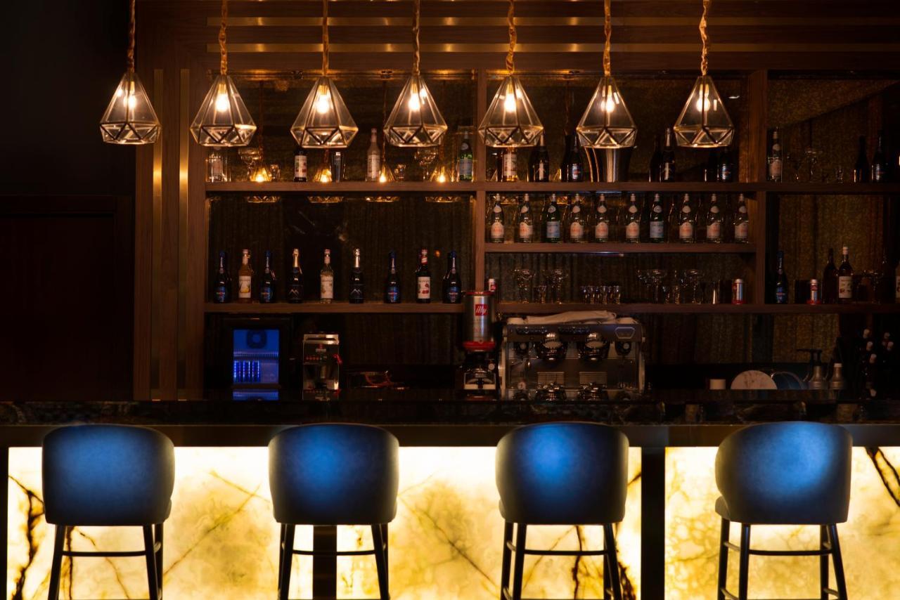 Vittori Palace Hotel And Residences Riyadh Eksteriør bilde The bar at the hotel