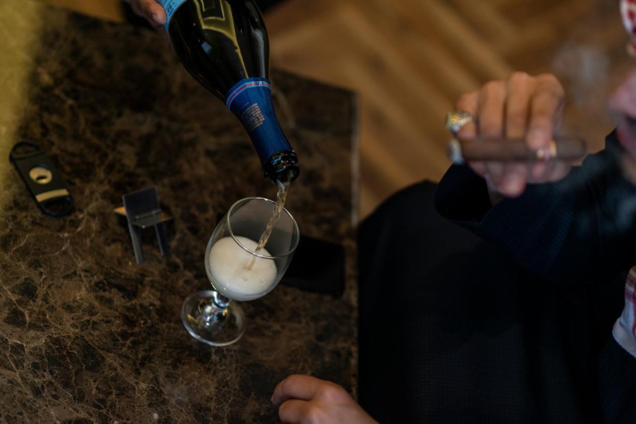 Vittori Palace Hotel And Residences Riyadh Eksteriør bilde A glass of sparkling wine