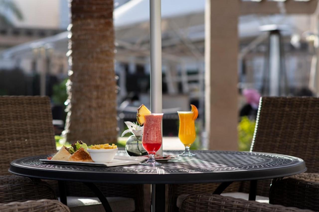 Vittori Palace Hotel And Residences Riyadh Eksteriør bilde Drinks at the pool