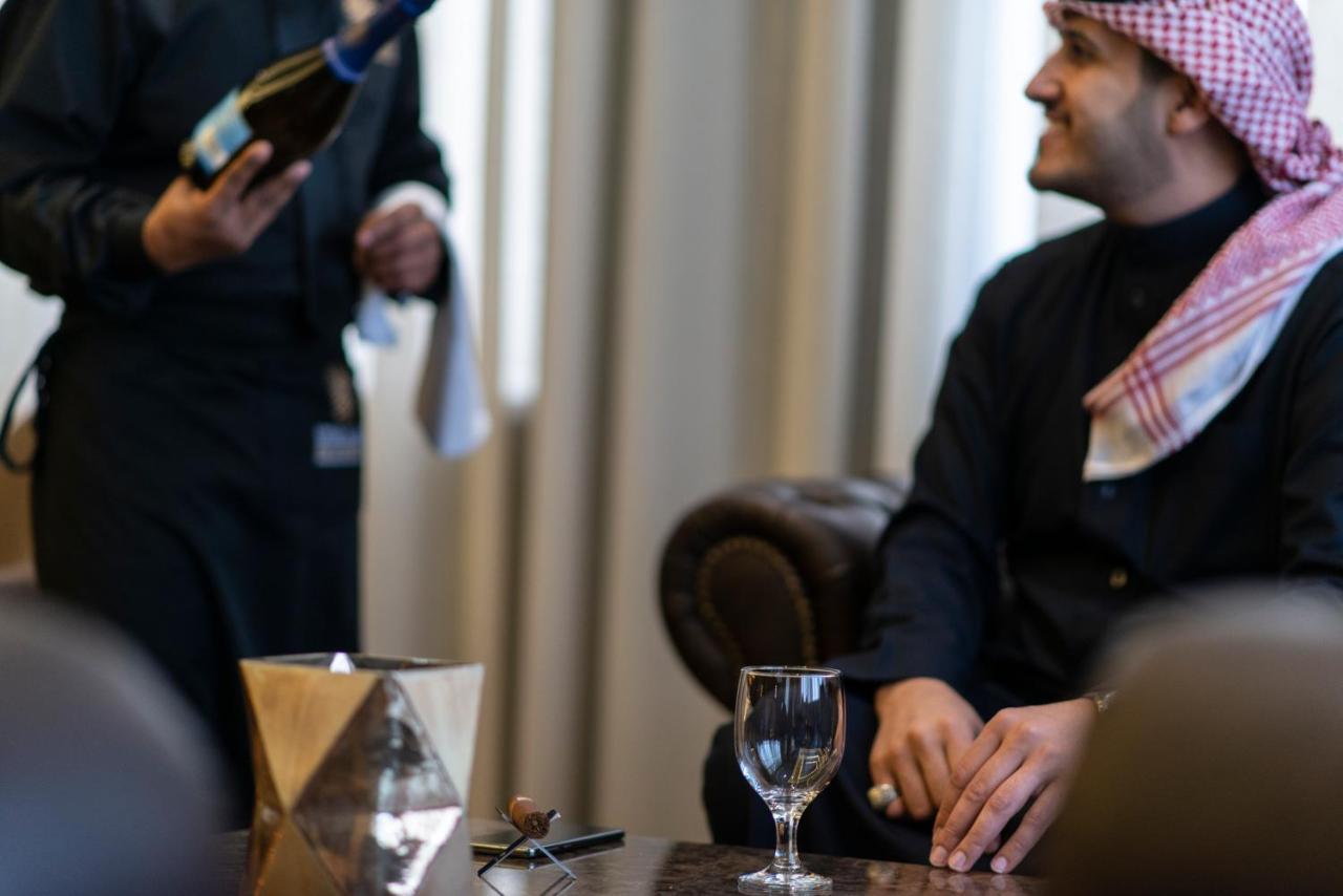 Vittori Palace Hotel And Residences Riyadh Eksteriør bilde A waiter serving wine in a hotel